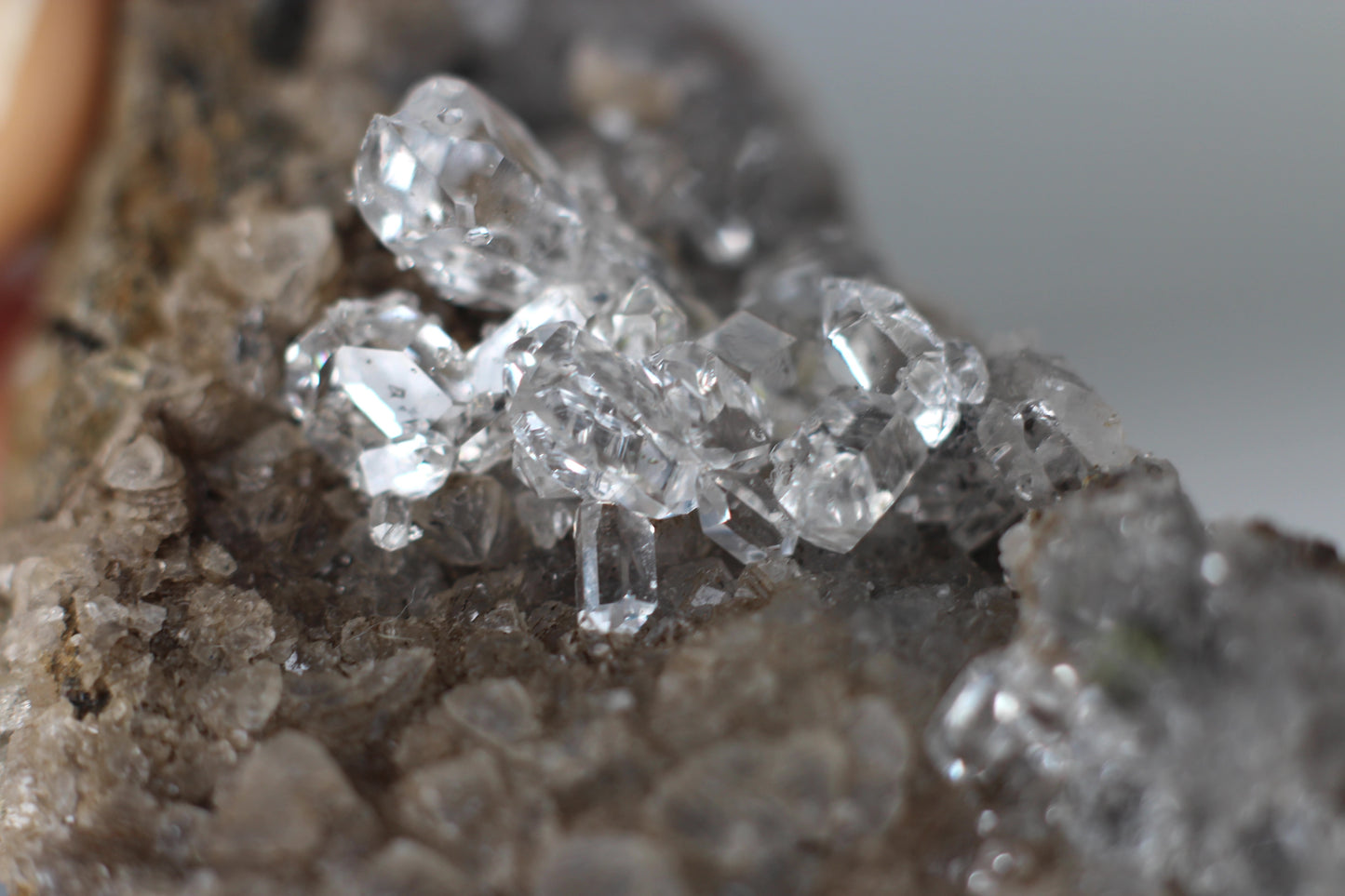 Quartz w/ Oil Inclusions, UV Reactive