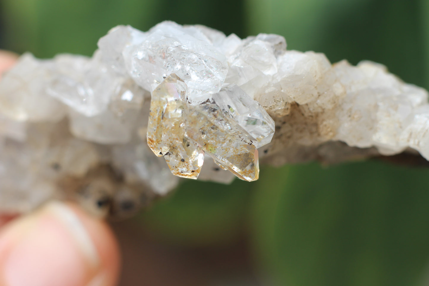 Quartz w/ Oil Inclusions, UV Reactive