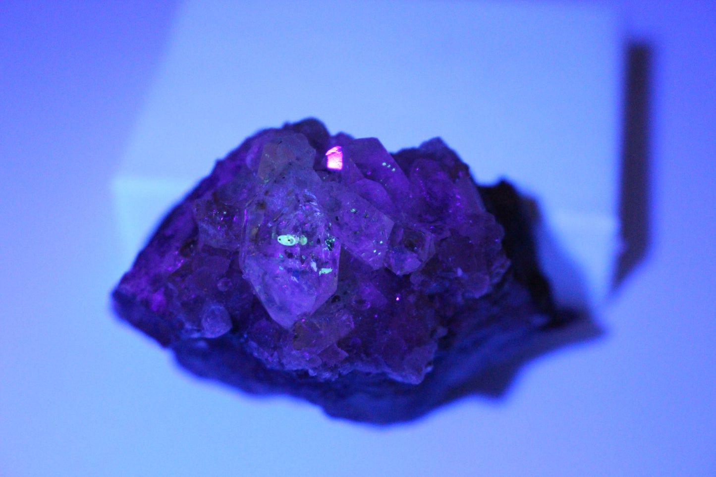 Quartz w/ Oil Inclusions, UV Reactive